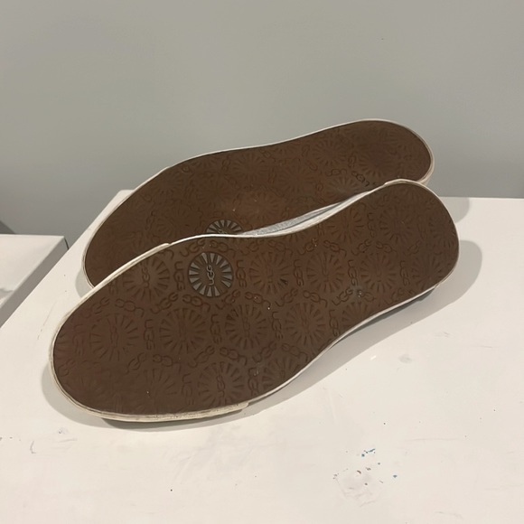 UGG silver slip-on flats - Size 9 - Picture 5 of 8